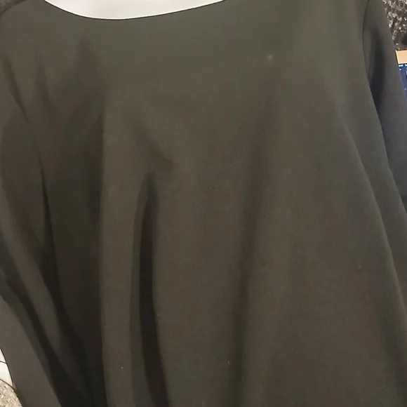 Elegant Black Dress with Pearl Accents - Picture 4 of 4